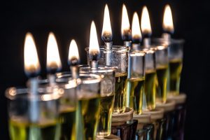 H̱anoukkah allumage de la dernière bougie en ligne